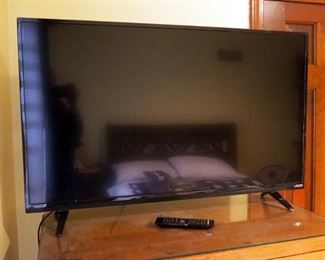 Vizio 39" Flat Screen TV With Remote, Powers On, Model D39H-D0