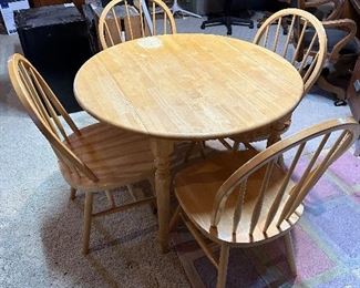 Drop leaf kitchenette with four chairs