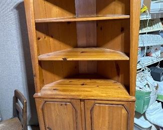 Corner cabinet