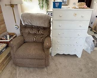 Recliner, dresser