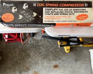 Coil spring compressor