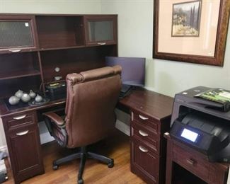One of many nice office desks, and chairs
