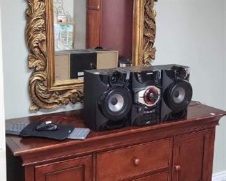 Nice console, stereo with MP3, CD, tuner and Bluetooth, great sound. Ornate mirror 