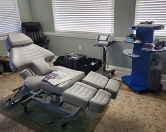 Therapy/Treatment chair, it does have arms