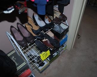 Women's Shoe Size: 7M