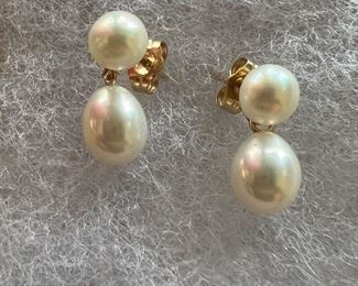 14KT GOLD NATURAL PEARL EARRINGS. 