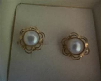 22KT AND PEARL SCREW BACK EARRINGS 
