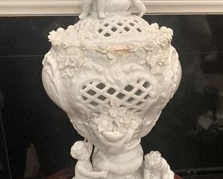 Very fine Meissen porcelain with lid