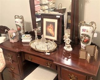 7-drawer vanity and mirror
