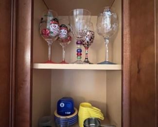 Measuring cups, wine glasses 