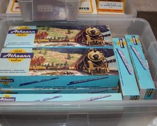 vintage large HO scale train set - selling as a lot   