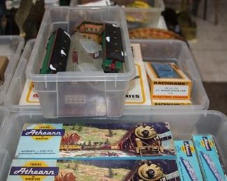vintage large HO scale train set - selling as a lot   