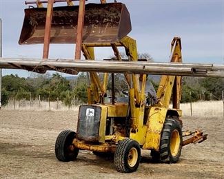 1982 JOHN DEERE 410 BACKHOE WITH FORKS AND TWO BUCKETS - RUNS AND OPERATES