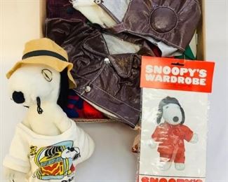 AMSM801 Vintage Snoopys Wardrobe Doll And Outfits