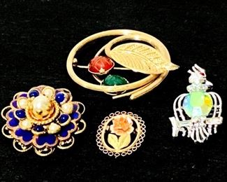 ANSM969 Collection Of Fine Vintage Brooches