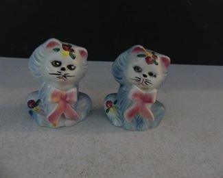 Vintage 1950s Hand Painted in Japan Porcelain/Ceramic Kitten Salt & Pepper Shakers