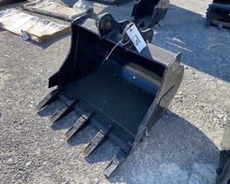 LANDHERO 30" EXCAVATOR BUCKET FOR CAT