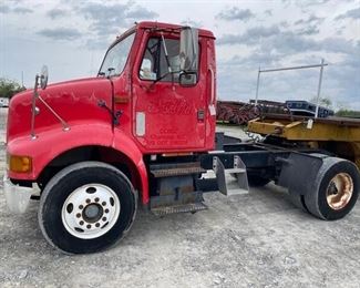 2002 INTERNATIONAL 8100 SINGLE AXLE TRUCK