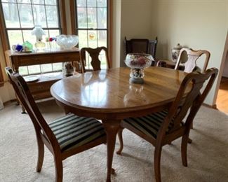 Broyhill DiningTable (nearly mint), includes 4 side chairs and 2 arm chairs, 2 leaves and pads