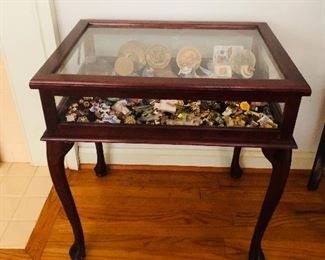 Queen Anne display table. 