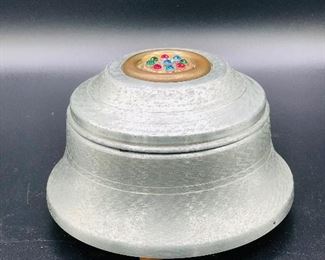 Vintage Musical Powder Box Music Footed Plays When Irish Eyes Are Smiling. 