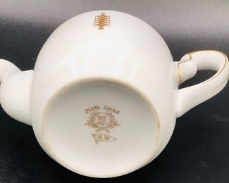Frank Lloyd Wright authentic tea pot from the Imperial Hotel in Tokyo(now destroyed). These are difficult to find! 