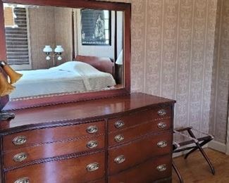 Bassett dresser and mirror, has matching nightstand