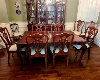 Century Furniture dining room table with 2 leaves and 8 chairs
Pattern - Coventry