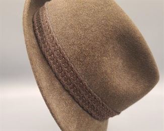 CAPO A Men's suede hat
Handmade in Austria
*waterproof