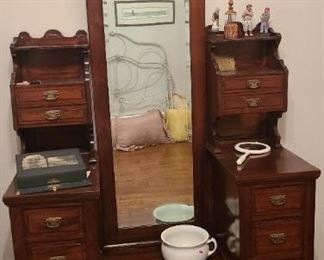 Dressing vanity = VINTAGE