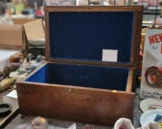 VINTAGE VELVET LINED BOX
