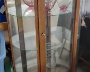 CURIO CABINET (CRACKED MIRROR W/ KEY 14X33X57)