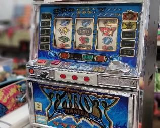 SLOT/TOKEN GAMING MACHINE W/KEY