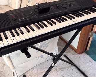 Working electric piano.