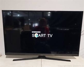 Samsung Model UN43J5200A FX2A Smart 43in Flat TV on Stand