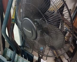 Oscillating standing fan
