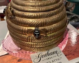 Bee hive ornamental box·Brand: Mottahedeh
1970s brass beehive lidded container by Mottahedeh. Newly polished in a satin brass finish. Opens