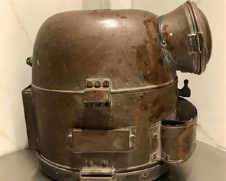 Italian acetylene brass headlight
stamped “No 1480, Brevetto 55111, Rejna Zandardine, Milano 39 Bastioni Magenta”
c 1908
12.5” x 9.5” x 13”

Was $1000
Now $350