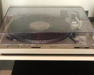 Technics SL-D202 turntable