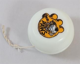 006 YoYo With Cheetos Paws Decoration