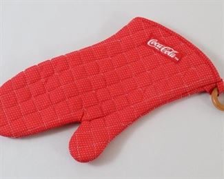 019 Coca Cola Oven Mitt