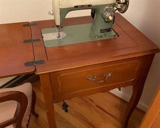 New Home vintage sewing machine (a division of Janomme made in Japan) No plastic parts on this baby.