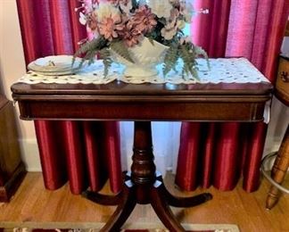 Vintage clawfoot table with folding leaf