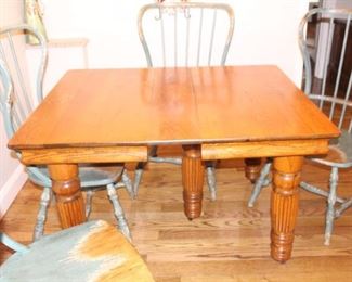 Oak Table, with 10-8" leaves, 42" W x 42" L x 30" H.            BUY IT NOW!  $375.00