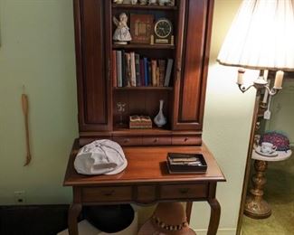 NICE QUEEN ANN WRITING DESK WITH BOOKCASE TOP