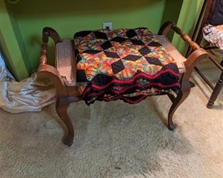 VINTAGE QUEEN ANN VANITY BENCH WITH SPINDLE ARMS