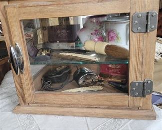 Barber display case. Vintage shaving blades.