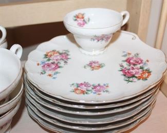 22 sandwich plates and cups