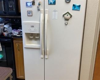 Side by side refrigerator with ice