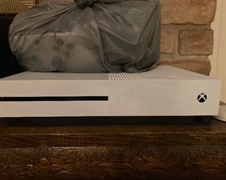 XBox One S console L-DOL
